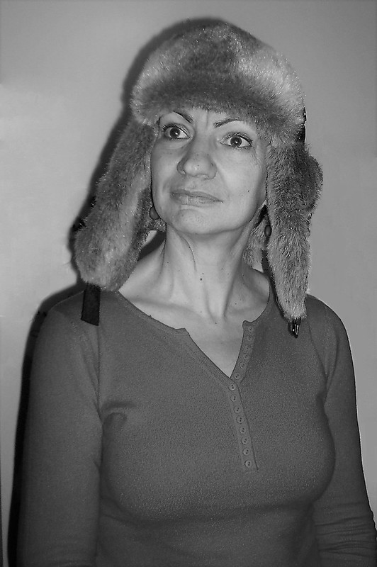 une photo du personnage de télévision "Capitaine Marleau" portant une chapka, un bonnet en fourrure populaire en Russie