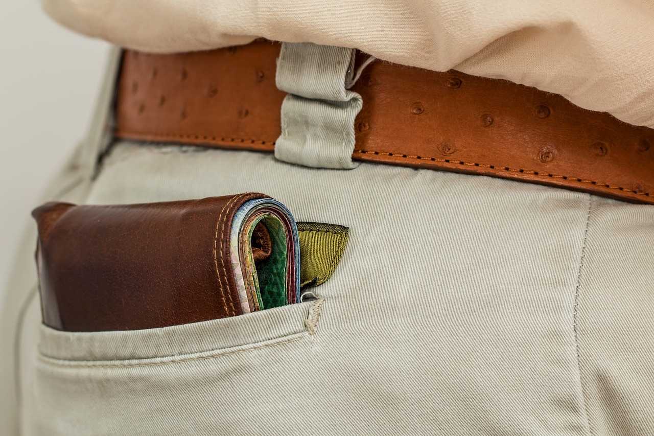 poche arrière du pantalon d'une homme voulant se protéger des pickpocket en gardant fermement son portefeuille