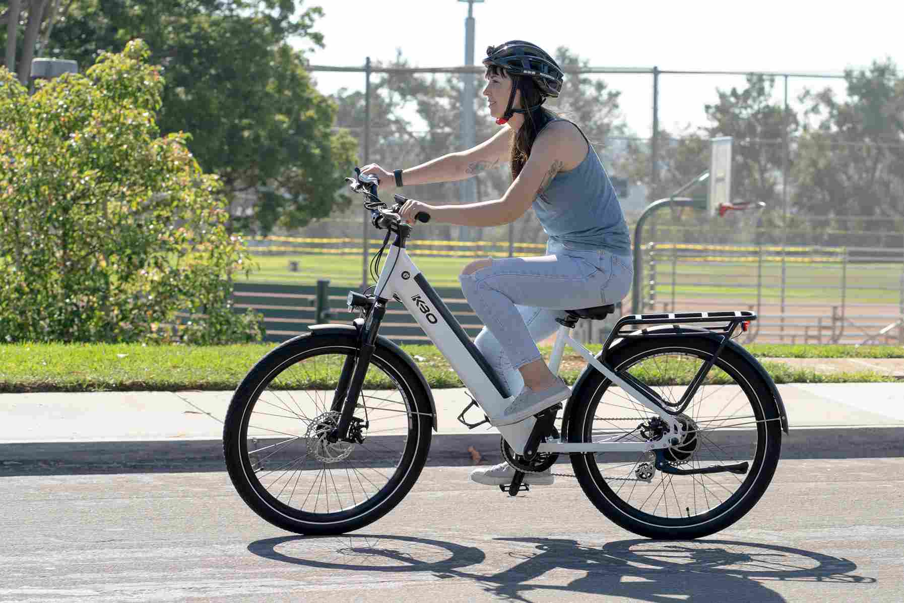 une jeune femme sur sa bicyclette apprenant comment allumer lumière vélo électrique quand il fera nuit