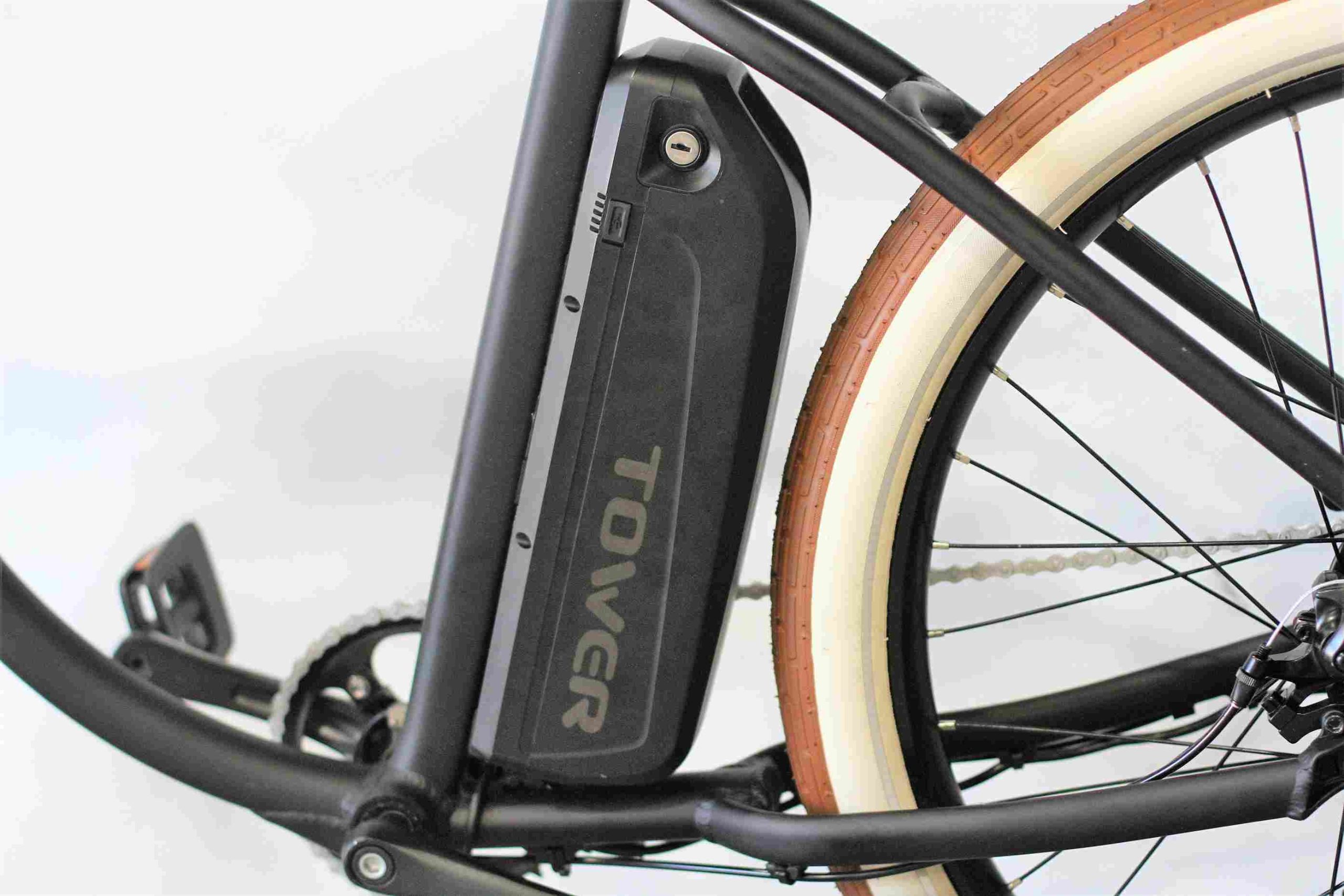 un cycliste se demandant peut-on mettre une batterie plus puissante sur un vélo électrique - vue de la batterie